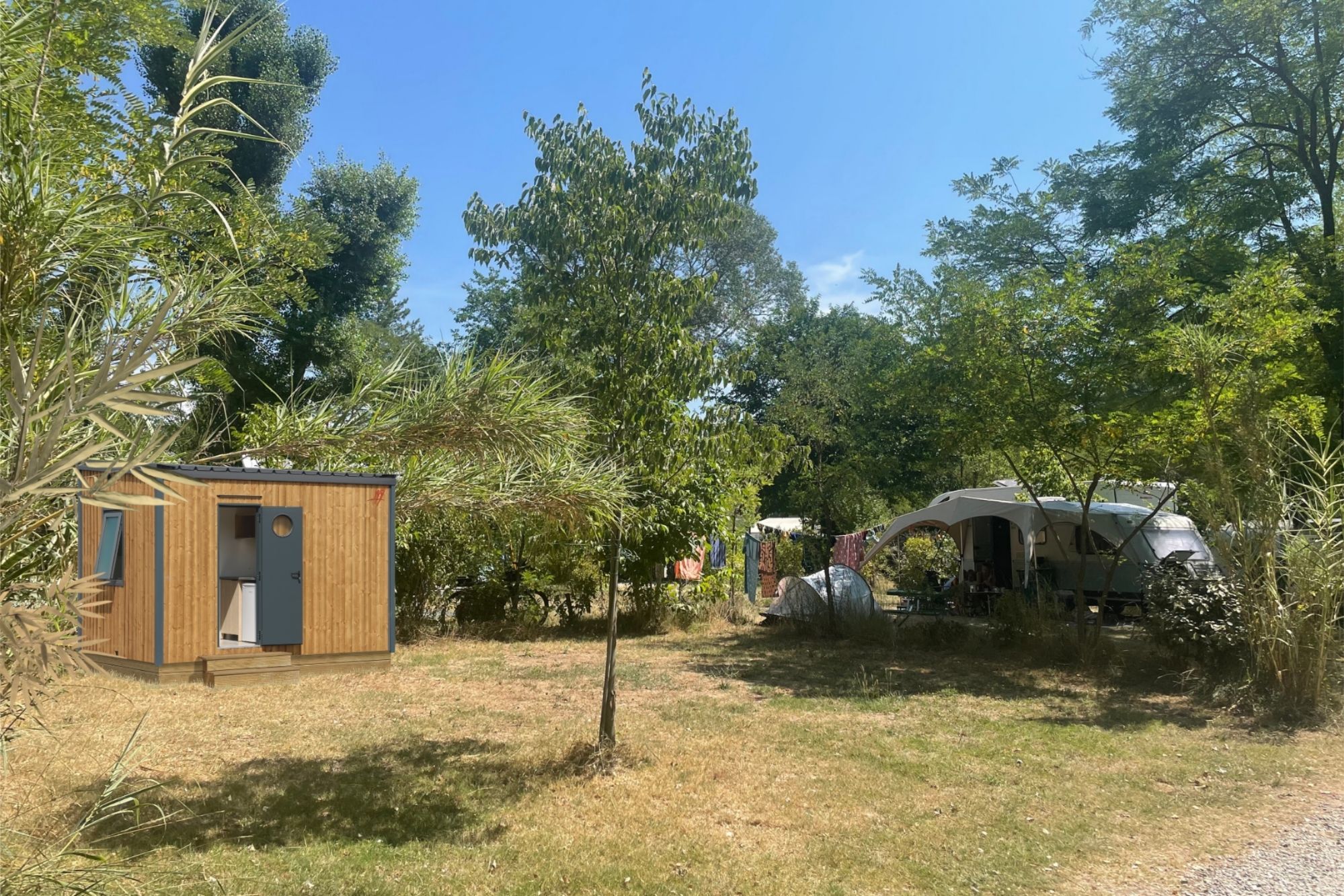 Emplacement XL PREMIUM LUXE avec Sanitaire privatif + électricité 10A